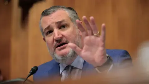 Lawmaker Cruz Likens American Media Oversight Body to ‘Mafioso’ on Kimmel’s Show
